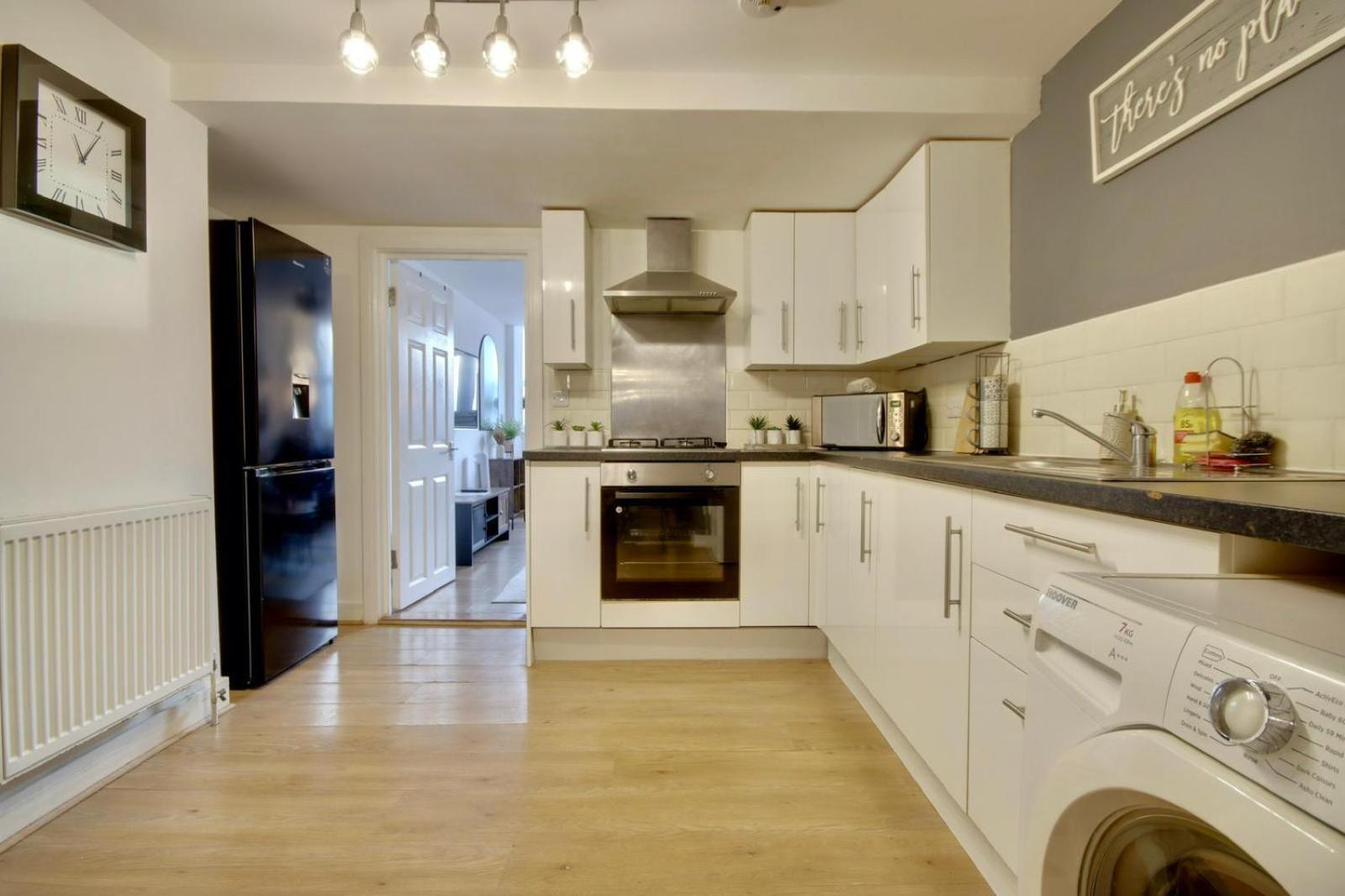 Southsea Getaway Apartment With Pool Table And Hot Tub Портсмът Екстериор снимка