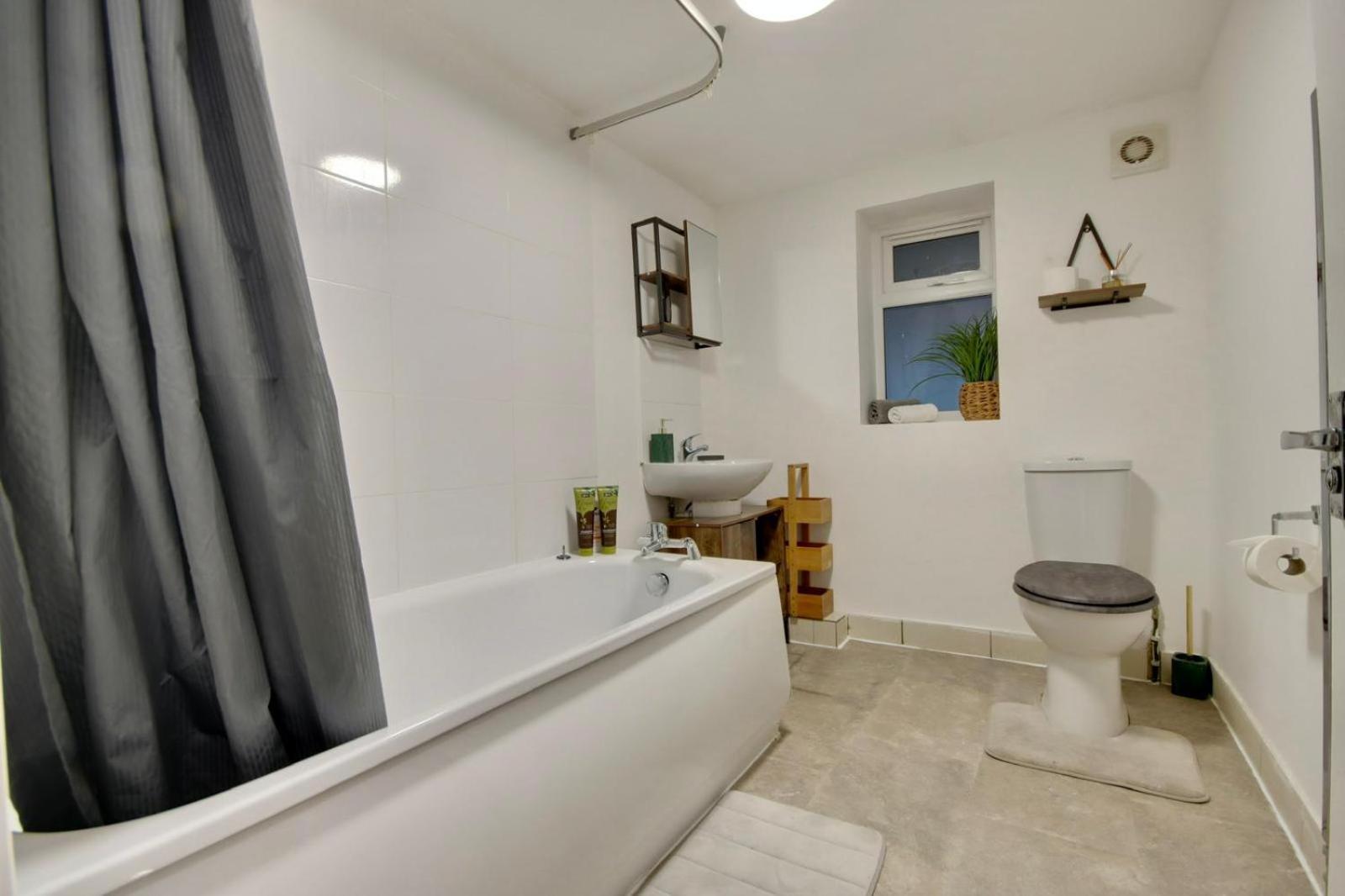 Southsea Getaway Apartment With Pool Table And Hot Tub Портсмът Екстериор снимка
